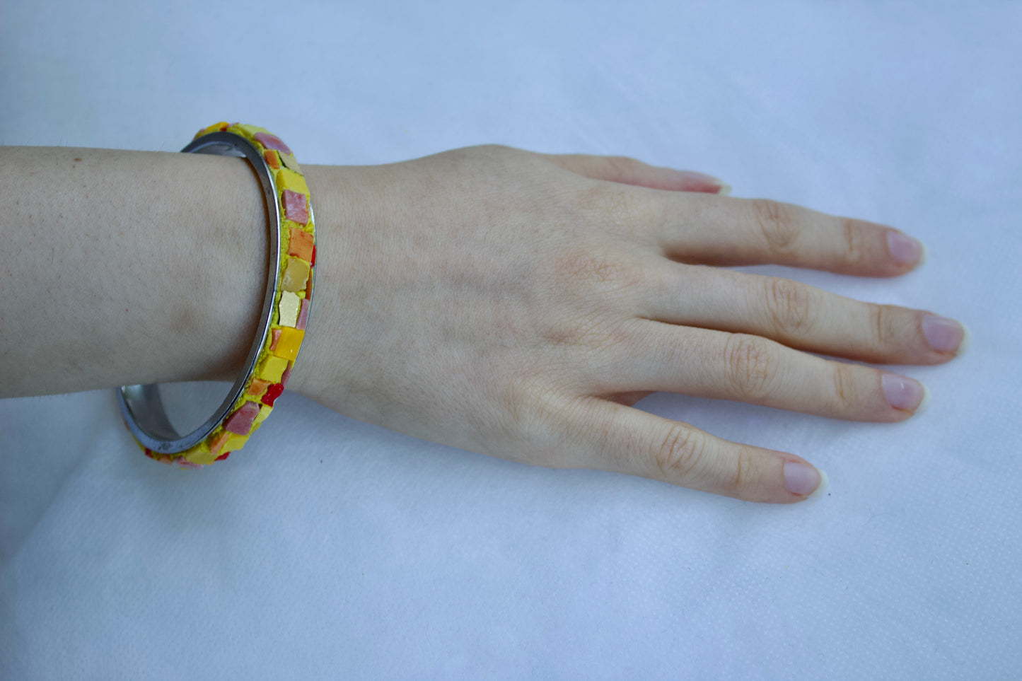 Bracelet rigide ø 6 cm en micromosaïque avec émaux vénitiens, émaux céramiques jaune/orange-rose et émaux or pur sur une base en acier inoxydable hypoallergénique