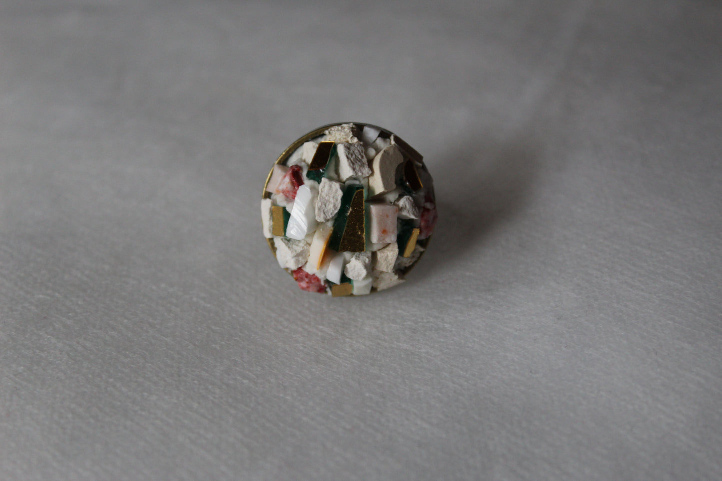 Anello in micromosaico bianco con smalti veneziani, pietra bianca naturale, smalti ceramicati, cotto bianco e smalto veneziano oro puro su base in ottone ø 3 cm regolabile