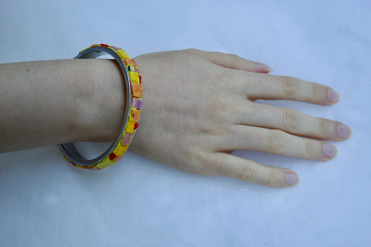 Bracelet rigide ø 6 cm en micromosaïque avec émaux vénitiens, émaux céramiques jaune/orange-rose et émaux or pur sur une base en acier inoxydable hypoallergénique