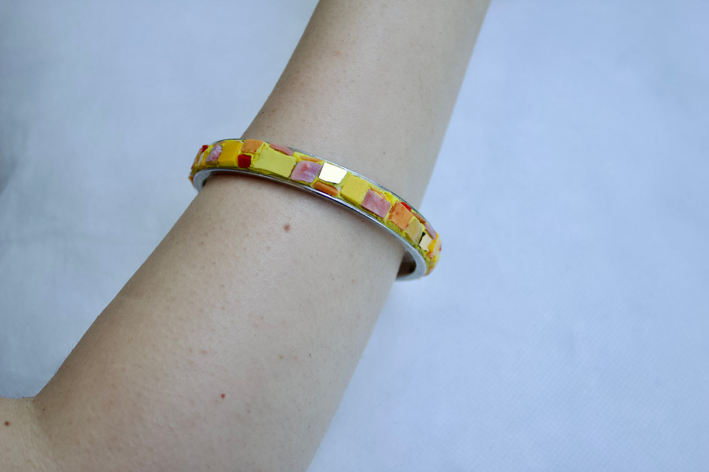 Bracelet rigide ø 6 cm en micromosaïque avec émaux vénitiens, émaux céramiques jaune/orange-rose et émaux or pur sur une base en acier inoxydable hypoallergénique