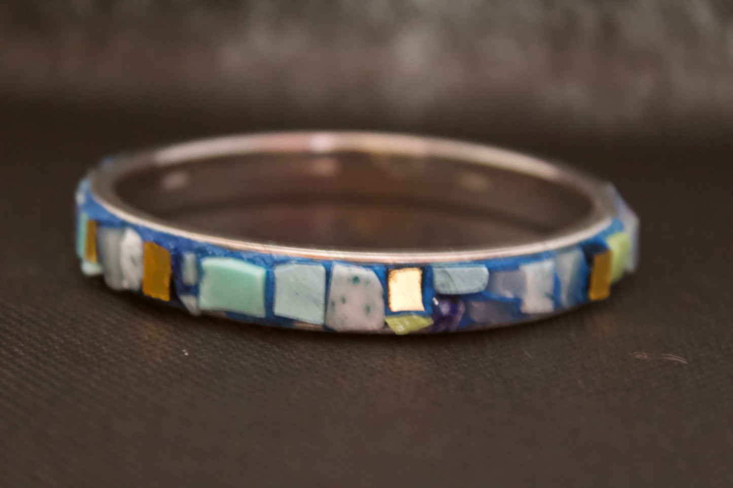 Bracelet créole rigide de 6 cm de diamètre en micromosaïque bleu clair avec émaux vénitiens, émaux céramiques et émail or pur sur une base en acier inoxydable hypoallergénique