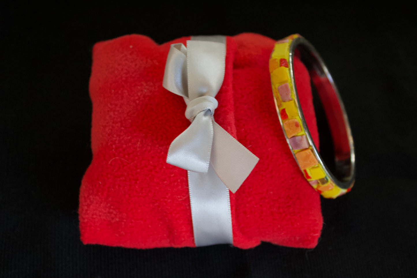 Bracelet rigide ø 6 cm en micromosaïque avec émaux vénitiens, émaux céramiques jaune/orange-rose et émaux or pur sur une base en acier inoxydable hypoallergénique