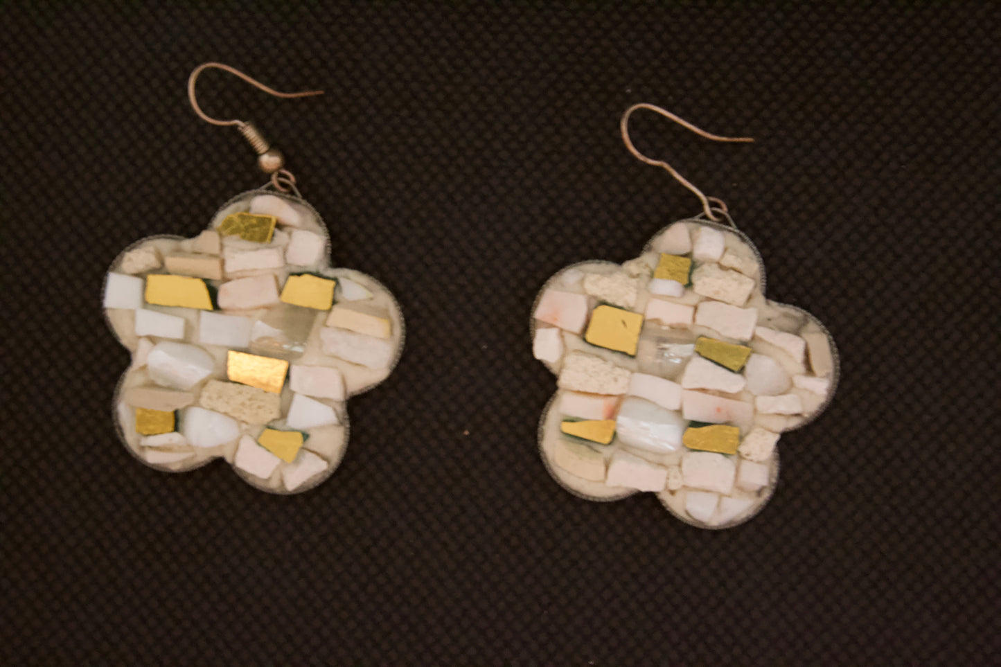 Boucles d'oreilles en micromosaïque blanche avec émaux vénitiens, pierre naturelle, émaux céramiques roses, céramique brute et émaux en or pur sur une base en acier inoxydable hypoallergénique en forme de fleur.