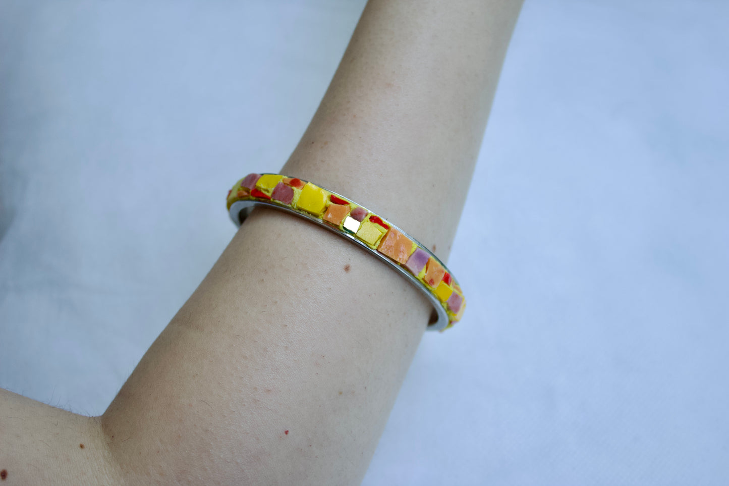 Bracelet rigide ø 6 cm en micromosaïque avec émaux vénitiens, émaux céramiques jaune/orange-rose et émaux or pur sur une base en acier inoxydable hypoallergénique