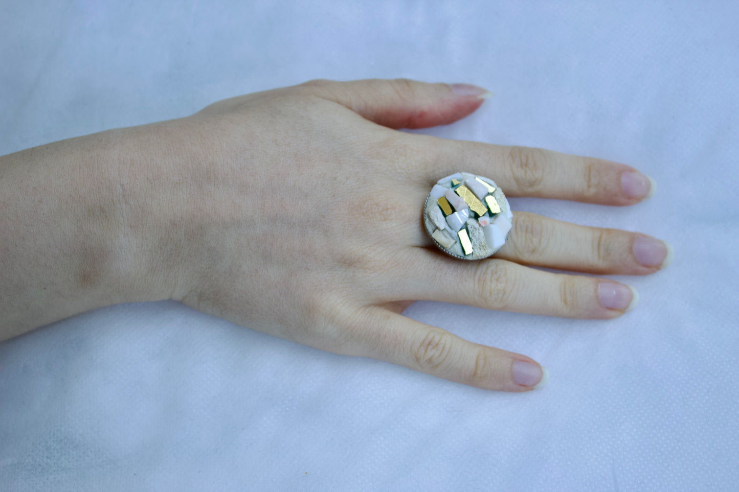 Anello bianco in micromosaico con tessere in smalto d'oro puro su base in acciaio inox anallergico regolabile