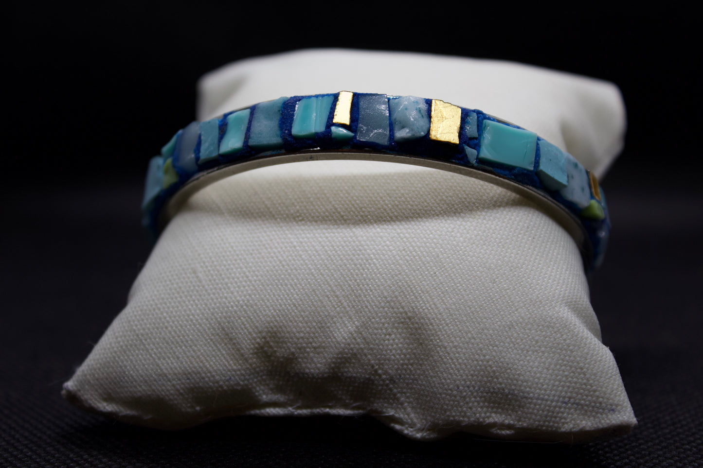 Bracelet créole rigide de 6 cm de diamètre en micromosaïque bleu clair avec émaux vénitiens, émaux céramiques et émail or pur sur une base en acier inoxydable hypoallergénique