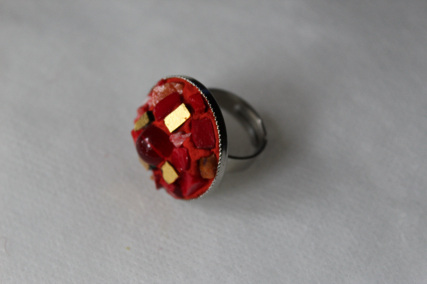 Anello rosso in micromosaico con smalti veneziani, smalto d'oro puro con perla di vetro rossa su base in acciaio inox anallergico regolabile