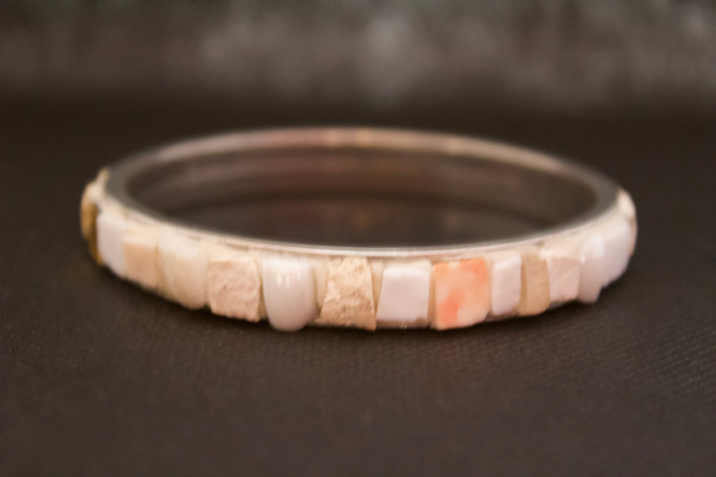 Bracelet créole rigide ø 6 cm blanc en micromosaïque avec émaux vénitiens, pierre blanche, émaux céramiques, céramique brute, émail or pur sur base en acier inoxydable hypoallergénique
