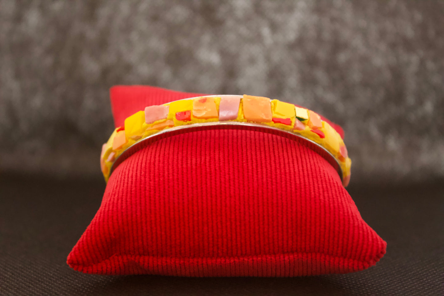 Bracelet rigide ø 6 cm en micromosaïque avec émaux vénitiens, émaux céramiques jaune/orange-rose et émaux or pur sur une base en acier inoxydable hypoallergénique