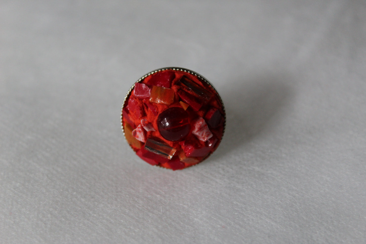 Anello in micromosaico rosso con smalti veneziani, specchietti, smalti ceramicati e perla rossa in vetro centrale su base in acciaio inox anallergico regolabile