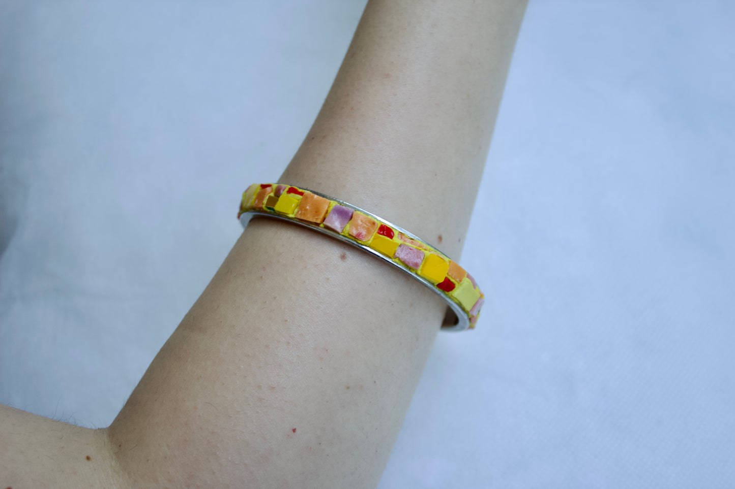 Bracelet rigide ø 6 cm en micromosaïque avec émaux vénitiens, émaux céramiques jaune/orange-rose et émaux or pur sur une base en acier inoxydable hypoallergénique