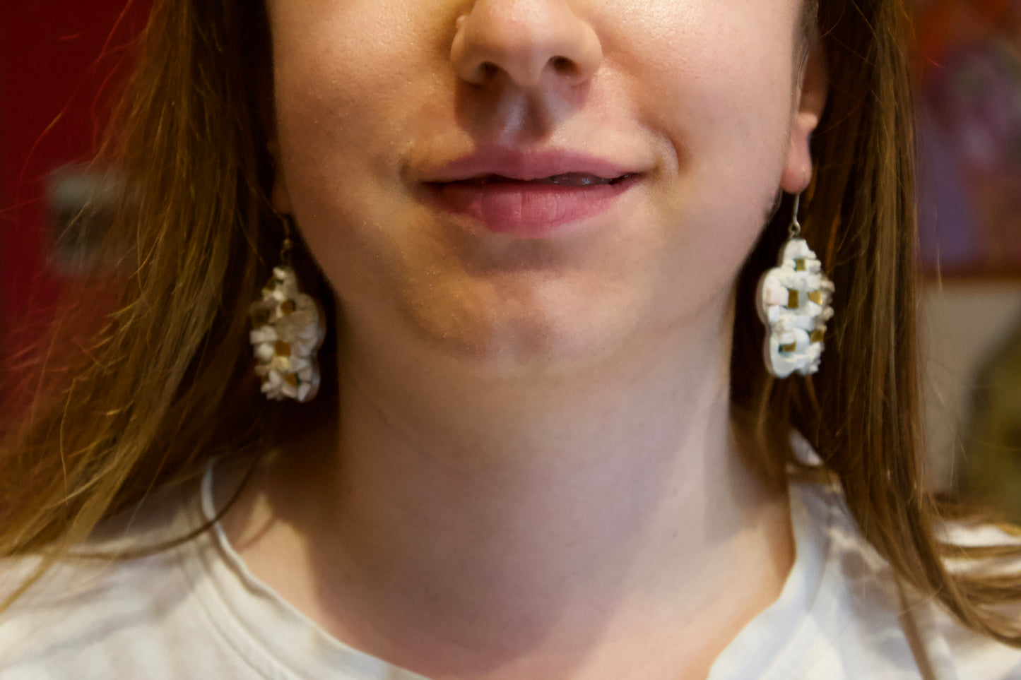Boucles d'oreilles en micromosaïque blanche avec émaux vénitiens, pierre naturelle, émaux céramiques roses, céramique brute et émaux en or pur sur une base en acier inoxydable hypoallergénique en forme de fleur.
