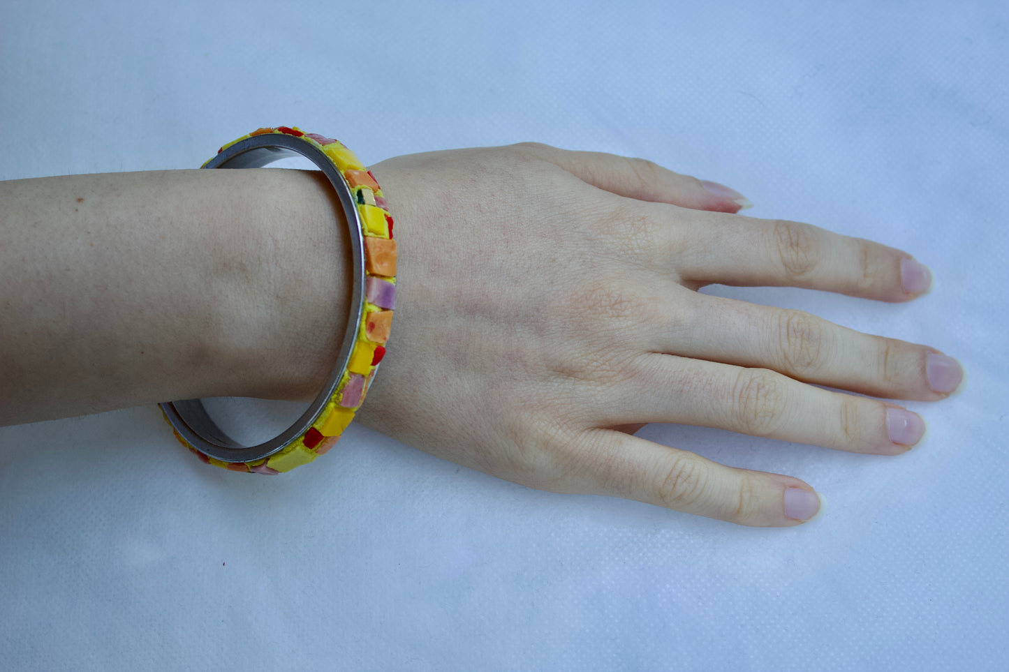 Bracelet rigide ø 6 cm en micromosaïque avec émaux vénitiens, émaux céramiques jaune/orange-rose et émaux or pur sur une base en acier inoxydable hypoallergénique