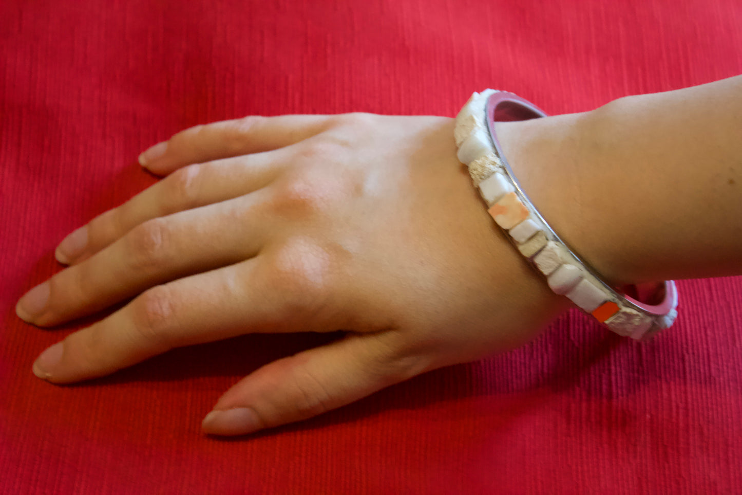 Bracelet créole rigide ø 6 cm blanc en micromosaïque avec émaux vénitiens, pierre blanche, émaux céramiques, céramique brute, émail or pur sur base en acier inoxydable hypoallergénique