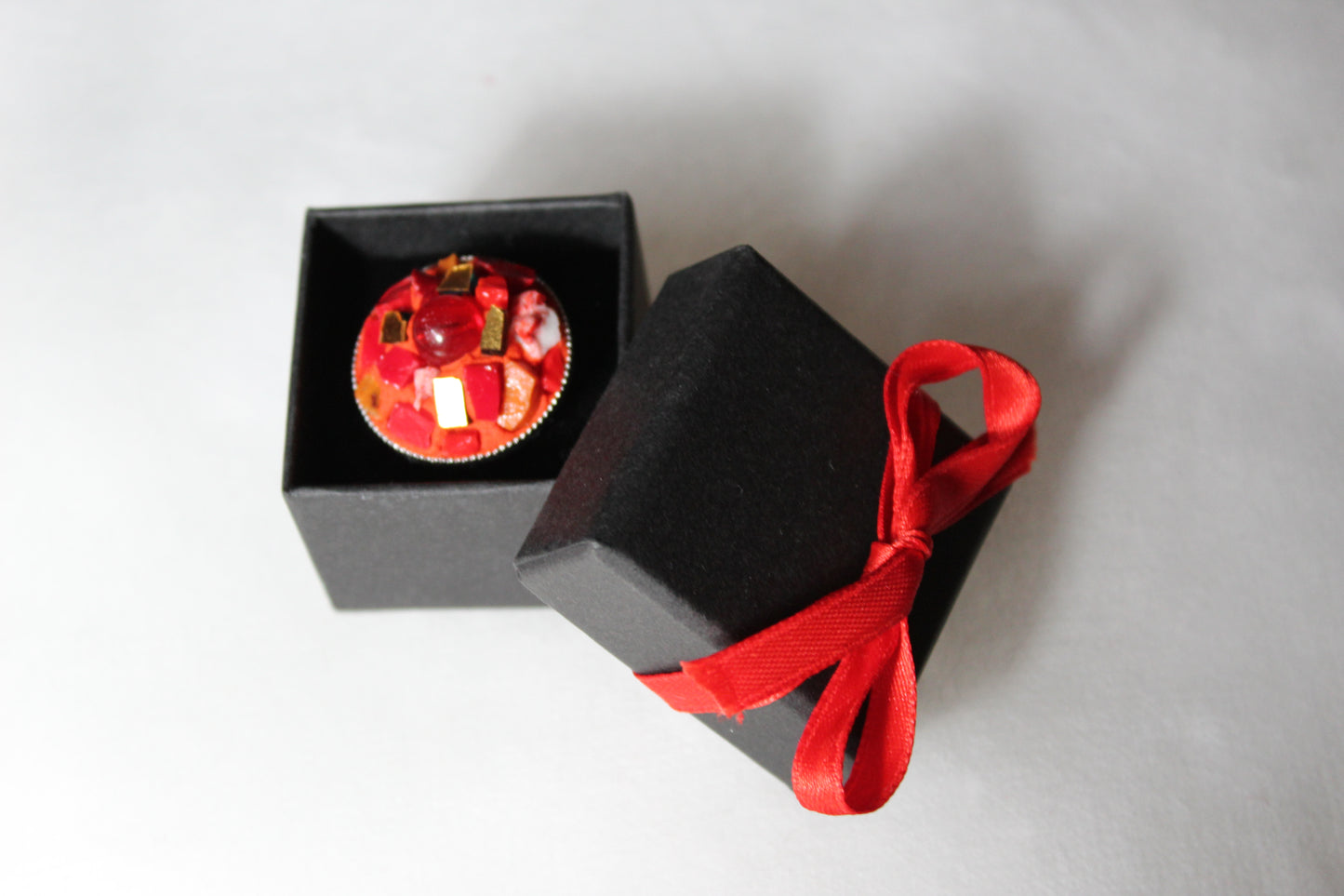 Anello rosso in micromosaico con smalti veneziani, smalto d'oro puro con perla di vetro rossa su base in acciaio inox anallergico regolabile