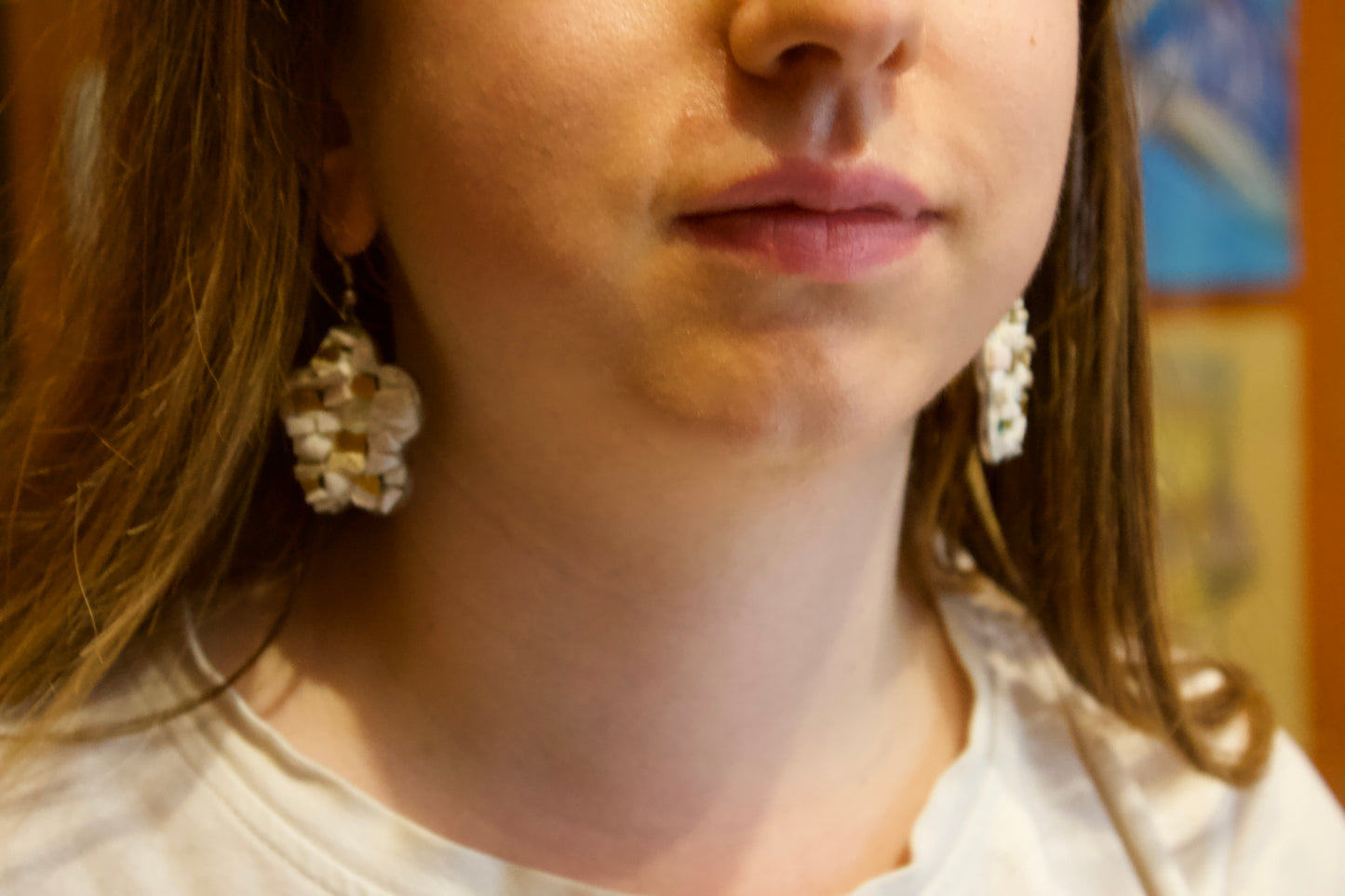 Boucles d'oreilles en micromosaïque blanche avec émaux vénitiens, pierre naturelle, émaux céramiques roses, céramique brute et émaux en or pur sur une base en acier inoxydable hypoallergénique en forme de fleur.