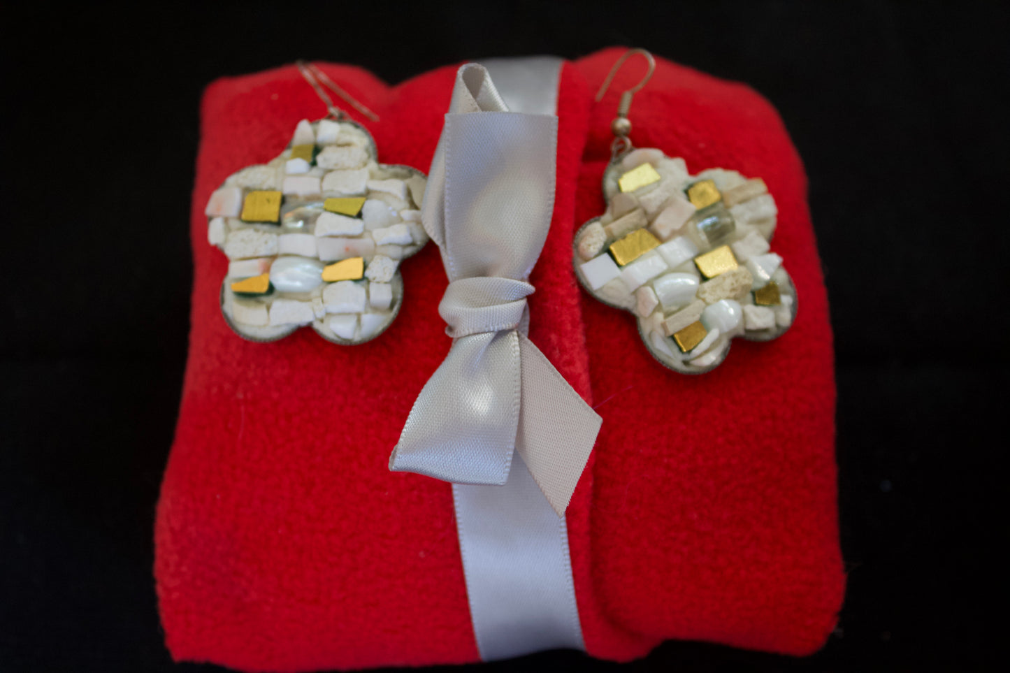 Boucles d'oreilles en micromosaïque blanche avec émaux vénitiens, pierre naturelle, émaux céramiques roses, céramique brute et émaux en or pur sur une base en acier inoxydable hypoallergénique en forme de fleur.