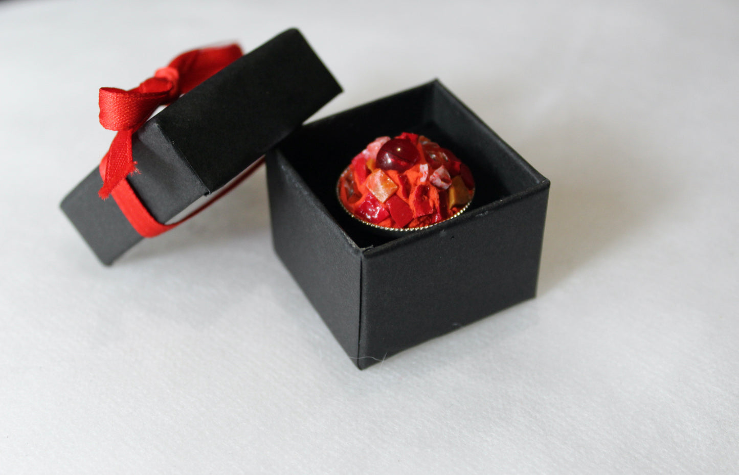 Anello in micromosaico rosso con smalti veneziani, specchietti, smalti ceramicati e perla rossa in vetro centrale su base in acciaio inox anallergico regolabile