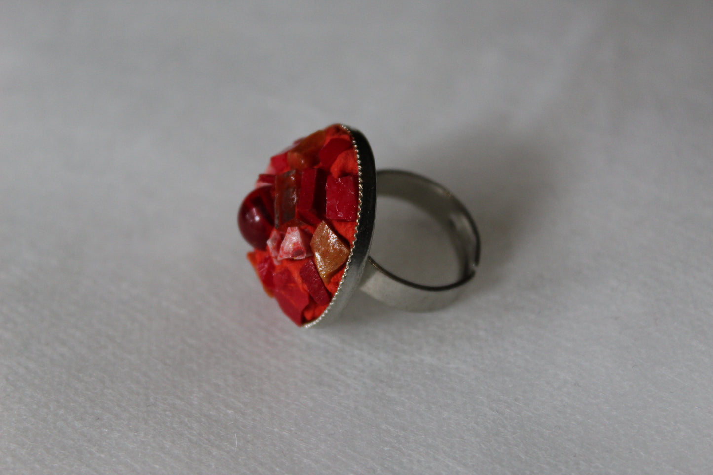 Anello in micromosaico rosso con smalti veneziani, specchietti, smalti ceramicati e perla rossa in vetro centrale su base in acciaio inox anallergico regolabile