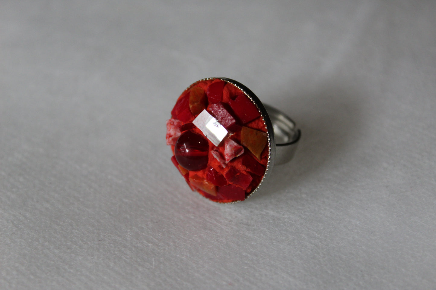 Anello in micromosaico rosso con smalti veneziani, specchietti, smalti ceramicati e perla rossa in vetro centrale su base in acciaio inox anallergico regolabile