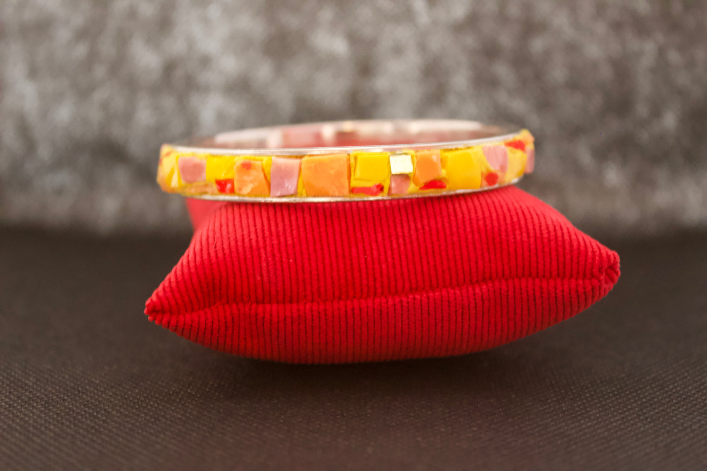 Bracelet rigide ø 6 cm en micromosaïque avec émaux vénitiens, émaux céramiques jaune/orange-rose et émaux or pur sur une base en acier inoxydable hypoallergénique