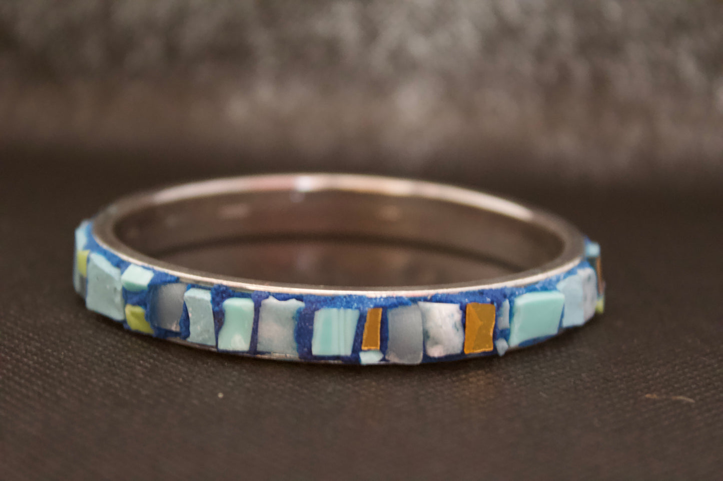Bracelet créole rigide de 6 cm de diamètre en micromosaïque bleu clair avec émaux vénitiens, émaux céramiques et émail or pur sur une base en acier inoxydable hypoallergénique