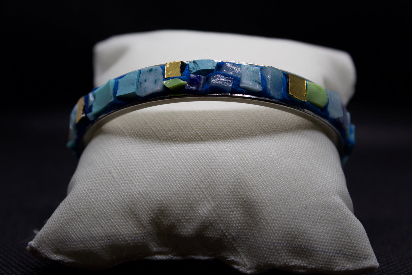 Bracelet créole rigide de 6 cm de diamètre en micromosaïque bleu clair avec émaux vénitiens, émaux céramiques et émail or pur sur une base en acier inoxydable hypoallergénique