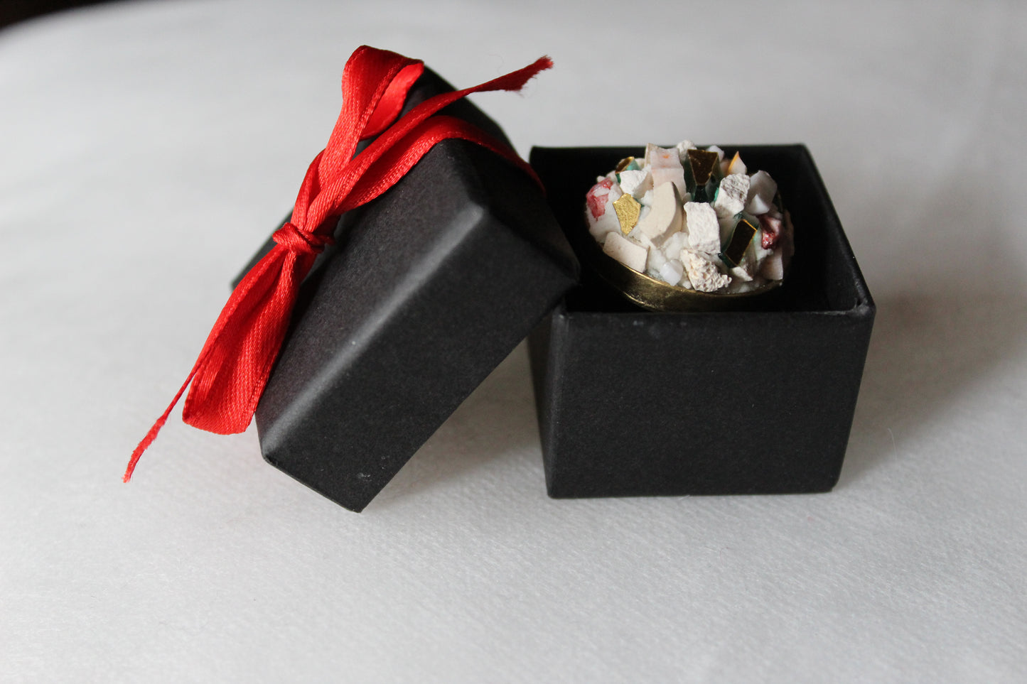 Anello in micromosaico bianco con smalti veneziani su base in ottone ø 3 cm regolabile anallergico