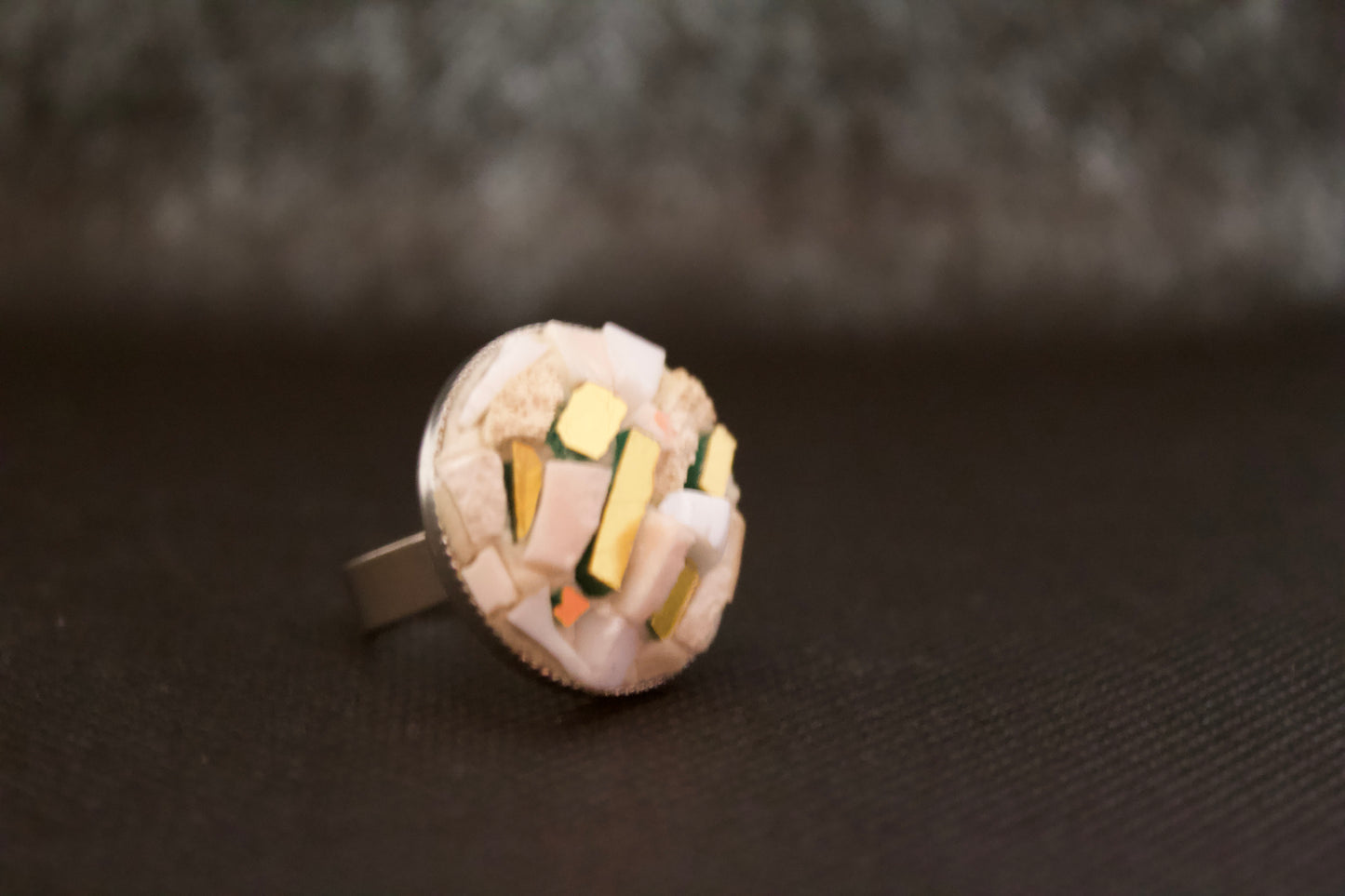 Anello bianco in micromosaico con tessere in smalto d'oro puro su base in acciaio inox anallergico regolabile