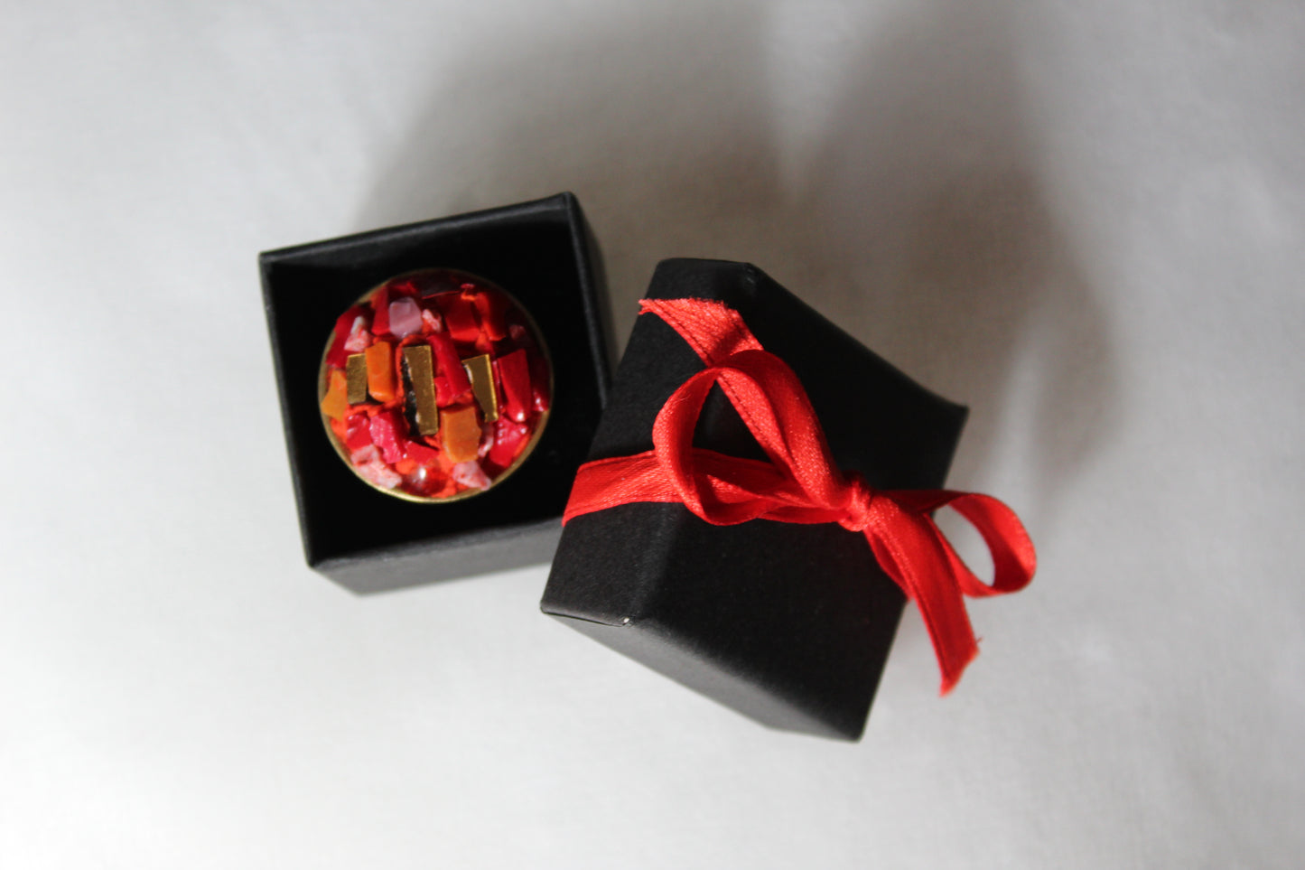 Anello in micromosaico rosso con smalti veneziani su base in acciaio inox regolabile