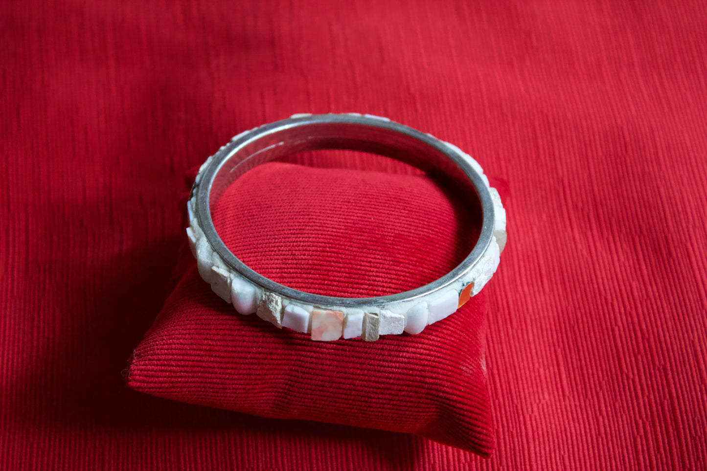 Bracelet créole rigide ø 6 cm blanc en micromosaïque avec émaux vénitiens, pierre blanche, émaux céramiques, céramique brute, émail or pur sur base en acier inoxydable hypoallergénique