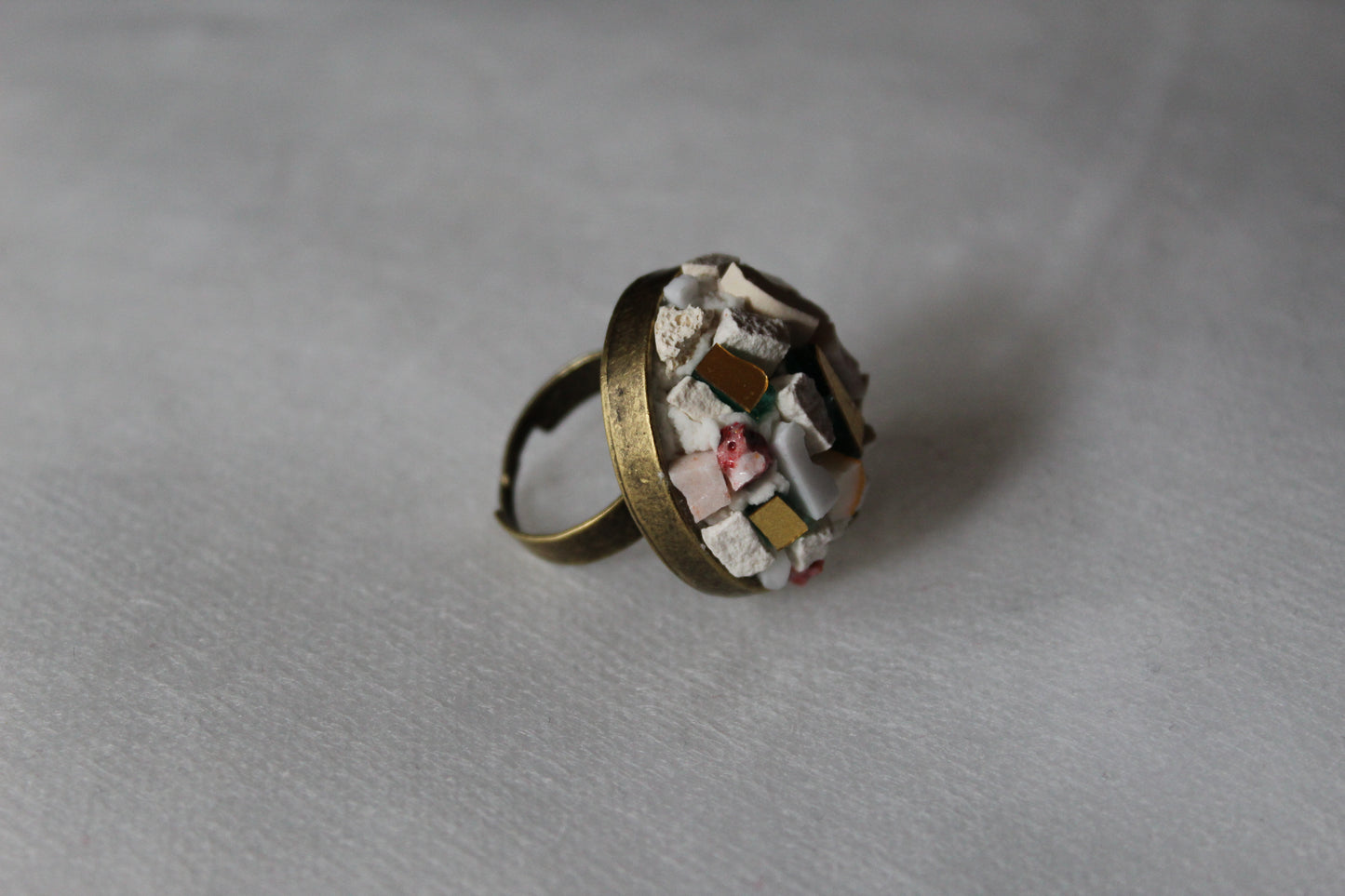 Anello in micromosaico bianco con smalti veneziani, pietra bianca naturale, smalti ceramicati, cotto bianco e smalto veneziano oro puro su base in ottone ø 3 cm regolabile