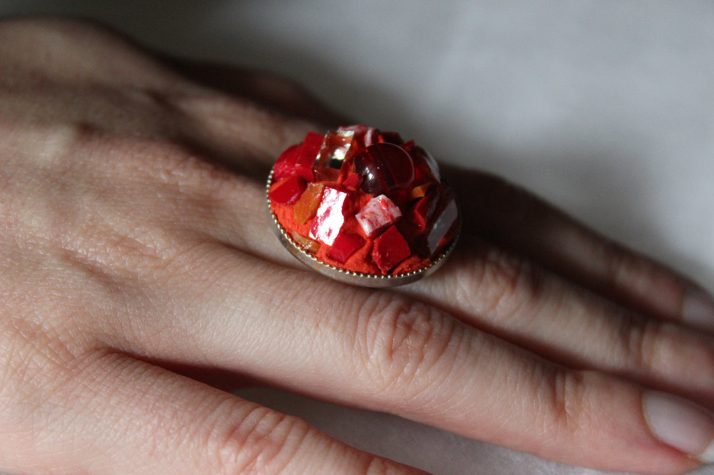 Anello in micromosaico rosso con smalti veneziani, specchietti, smalti ceramicati e perla rossa in vetro centrale su base in acciaio inox anallergico regolabile