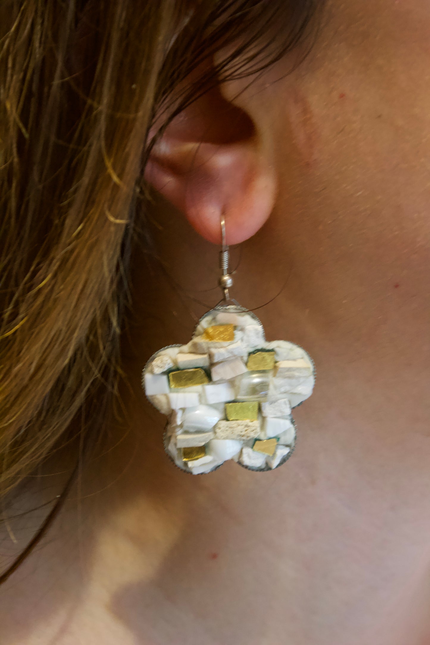 Boucles d'oreilles en micromosaïque blanche avec émaux vénitiens, pierre naturelle, émaux céramiques roses, céramique brute et émaux en or pur sur une base en acier inoxydable hypoallergénique en forme de fleur.