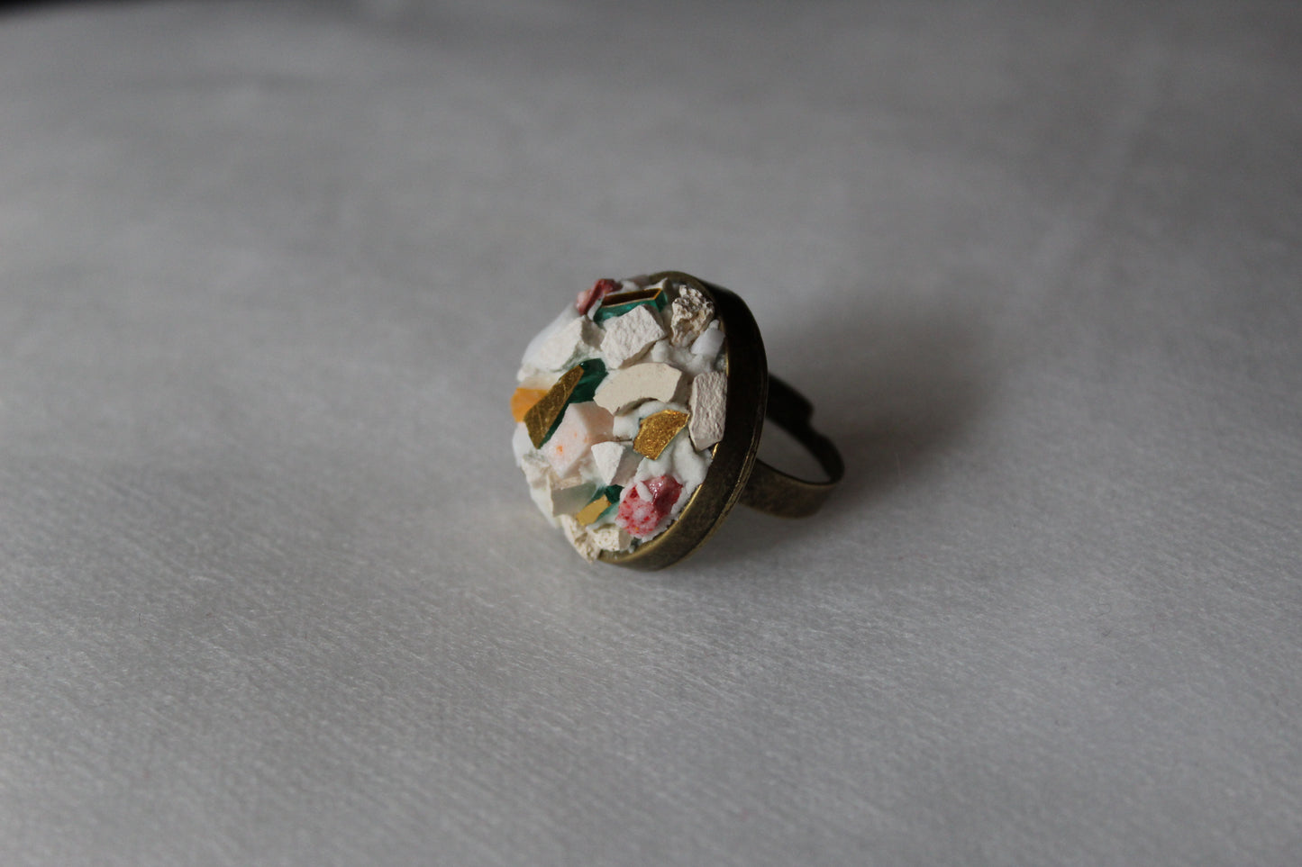 Anello in micromosaico bianco con smalti veneziani, pietra bianca naturale, smalti ceramicati, cotto bianco e smalto veneziano oro puro su base in ottone ø 3 cm regolabile