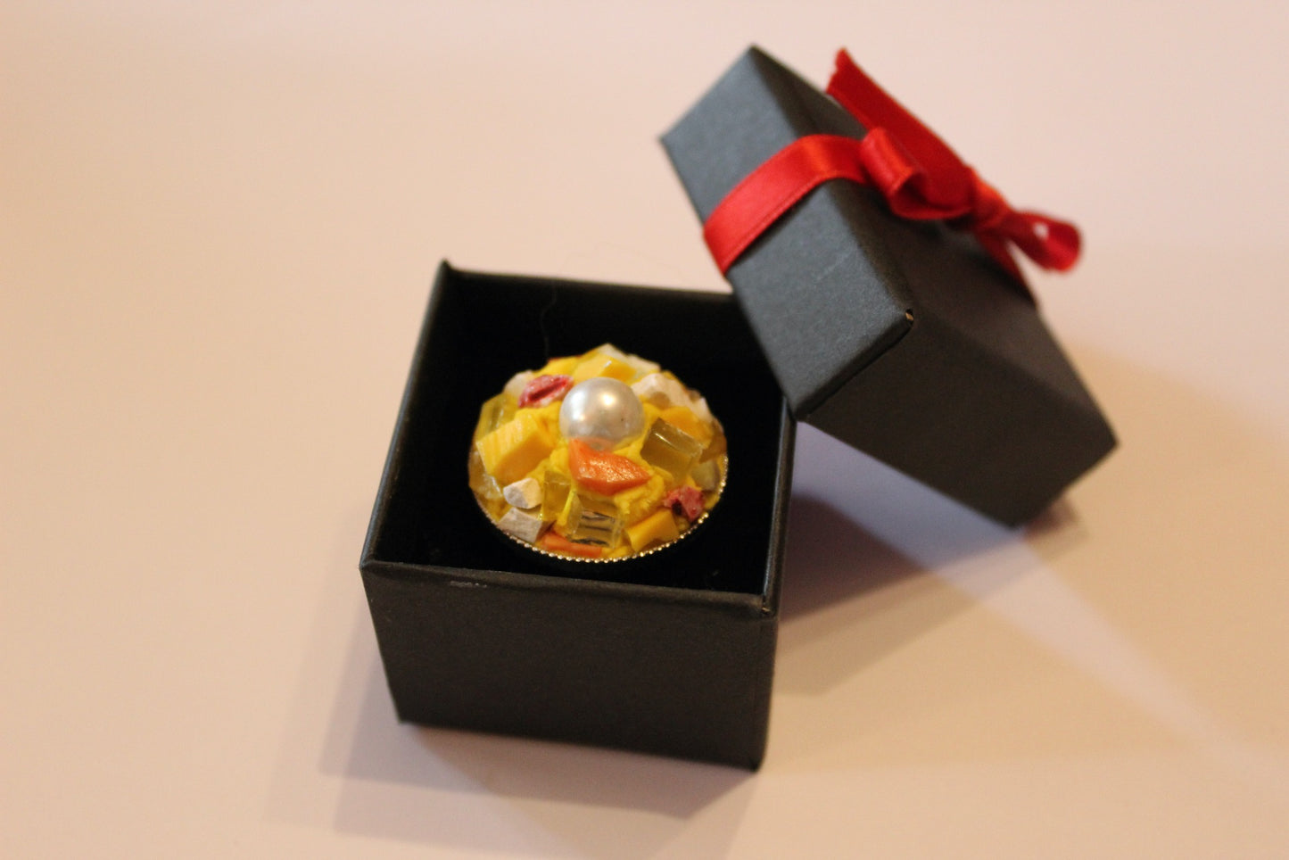 Anello "Vulcano Giallo" nella scatolina nera con fiocco rosso