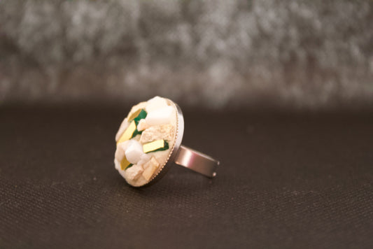 Anello micromosaico con oro puro su sfondo nero vista laterale sinistra