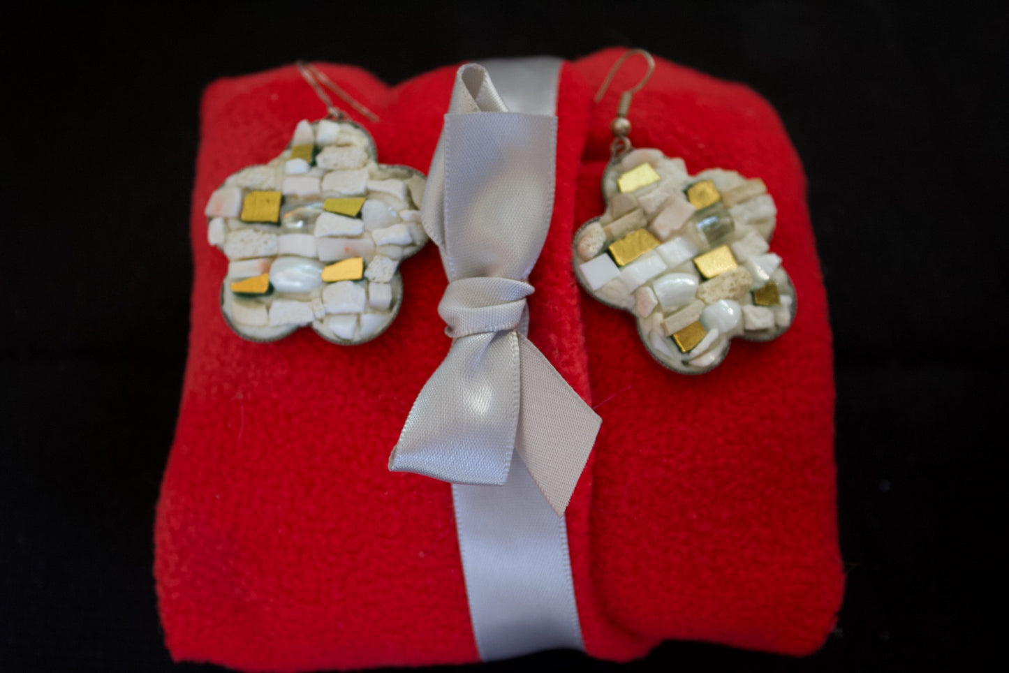 Orecchini a fiore bianchi in micromosaico su pacchetto in panno rosso con fiocco bianco