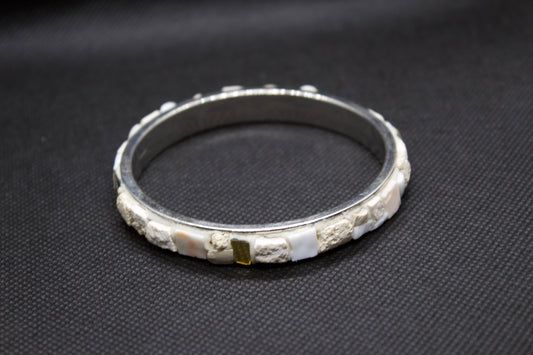 Bracciale a cerchio rigido ø 6 cm bianco in micromosaico con smalti veneziani, pietra bianca, smalti ceramicati, ceramiche grezze, smalto d'oro puro su base in acciaio inox anallergico