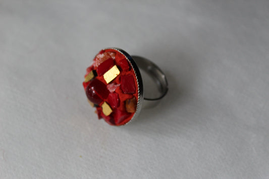 Bague en micromosaïque rouge avec émaux vénitiens, émail en or pur avec perle de verre rouge sur une base réglable en acier inoxydable hypoallergénique