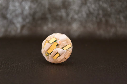Bague en micromosaïque blanche avec des carreaux d'émail en or pur sur une base réglable en acier inoxydable hypoallergénique