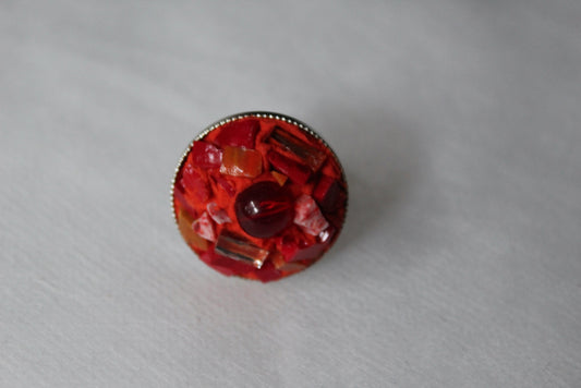 Anello in micromosaico rosso con specchietti su sfondo bianco vista frontale