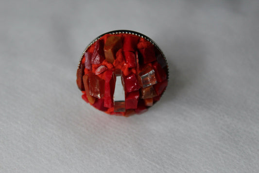 Anello in micromosaico rosso con specchietti su sfondo bianco vista frontale