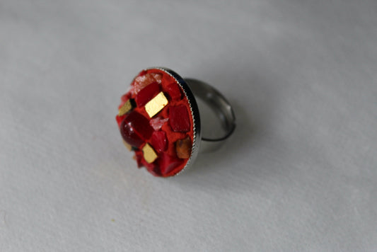 Anello in micromosaico rosso e oro con perla su sfondo bianco vista laterale sinistra