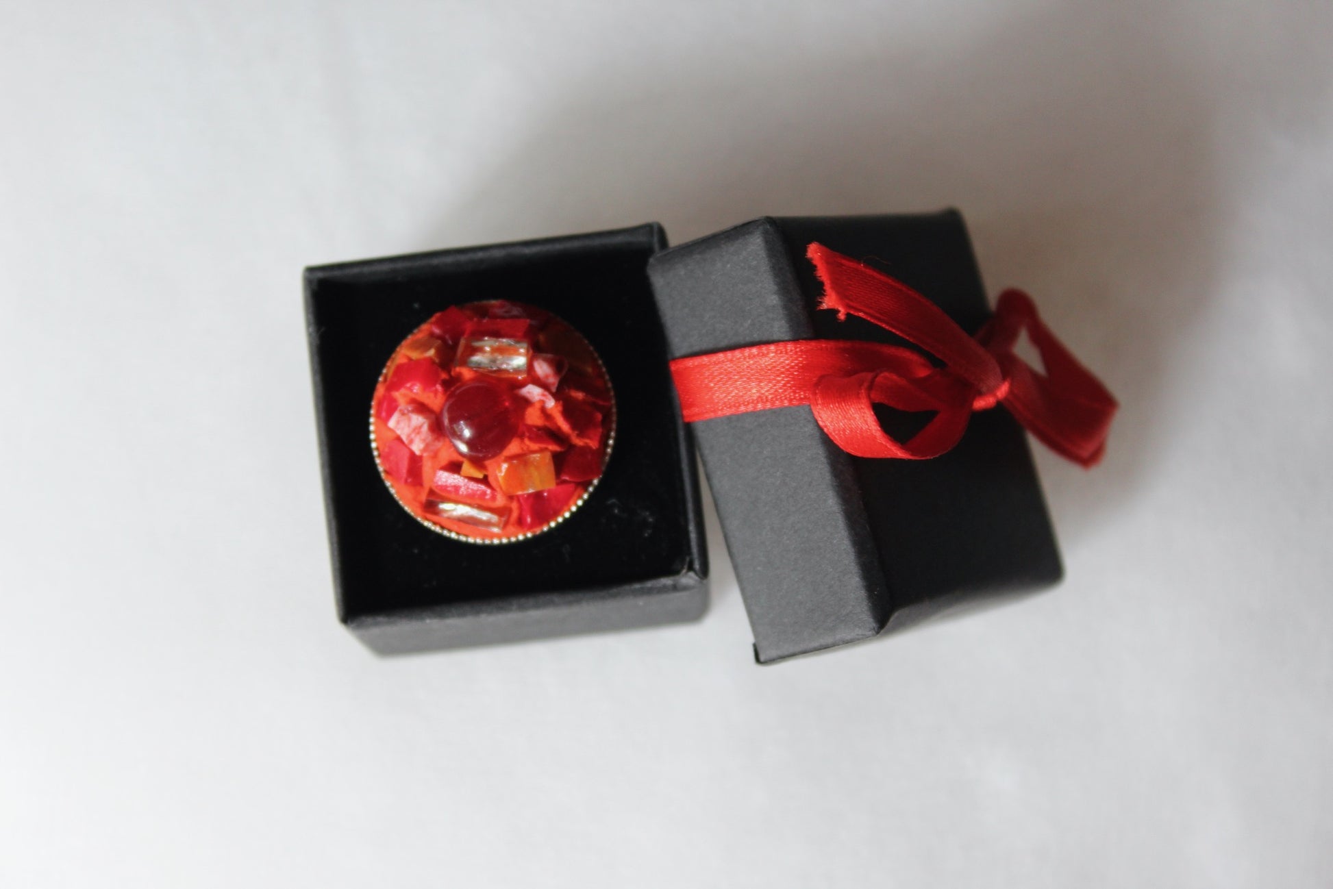 Anello in micromosaico rosso con specchietti nella scatolina nera con fiocco rosso