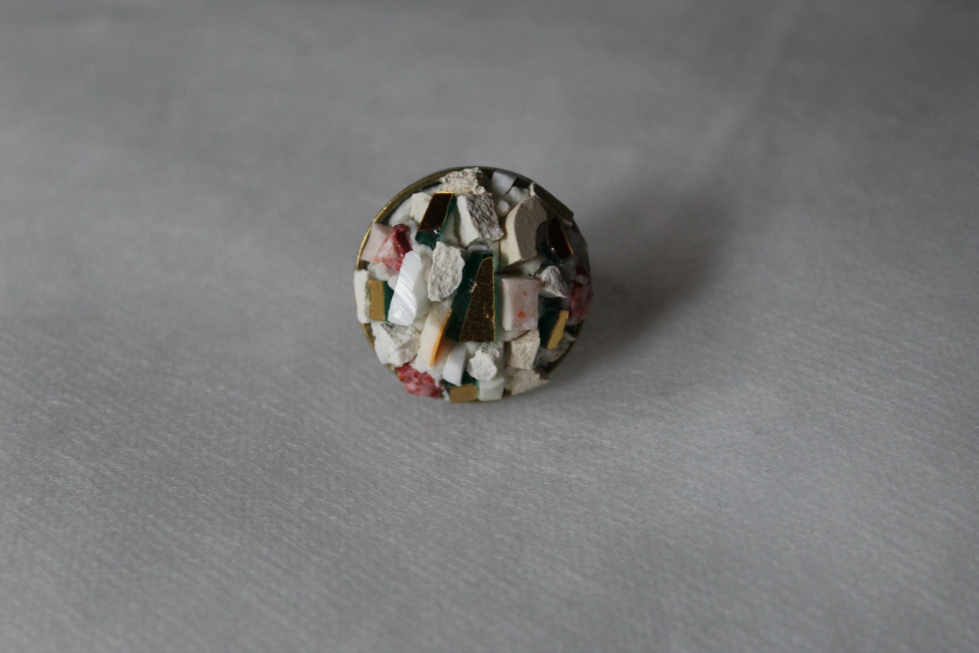Anello in micromosaico bianco base ottone su sfondo bianco vista frontale