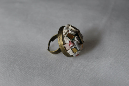 Anello in micromosaico bianco base ottone su sfondo bianco vista laterale destra