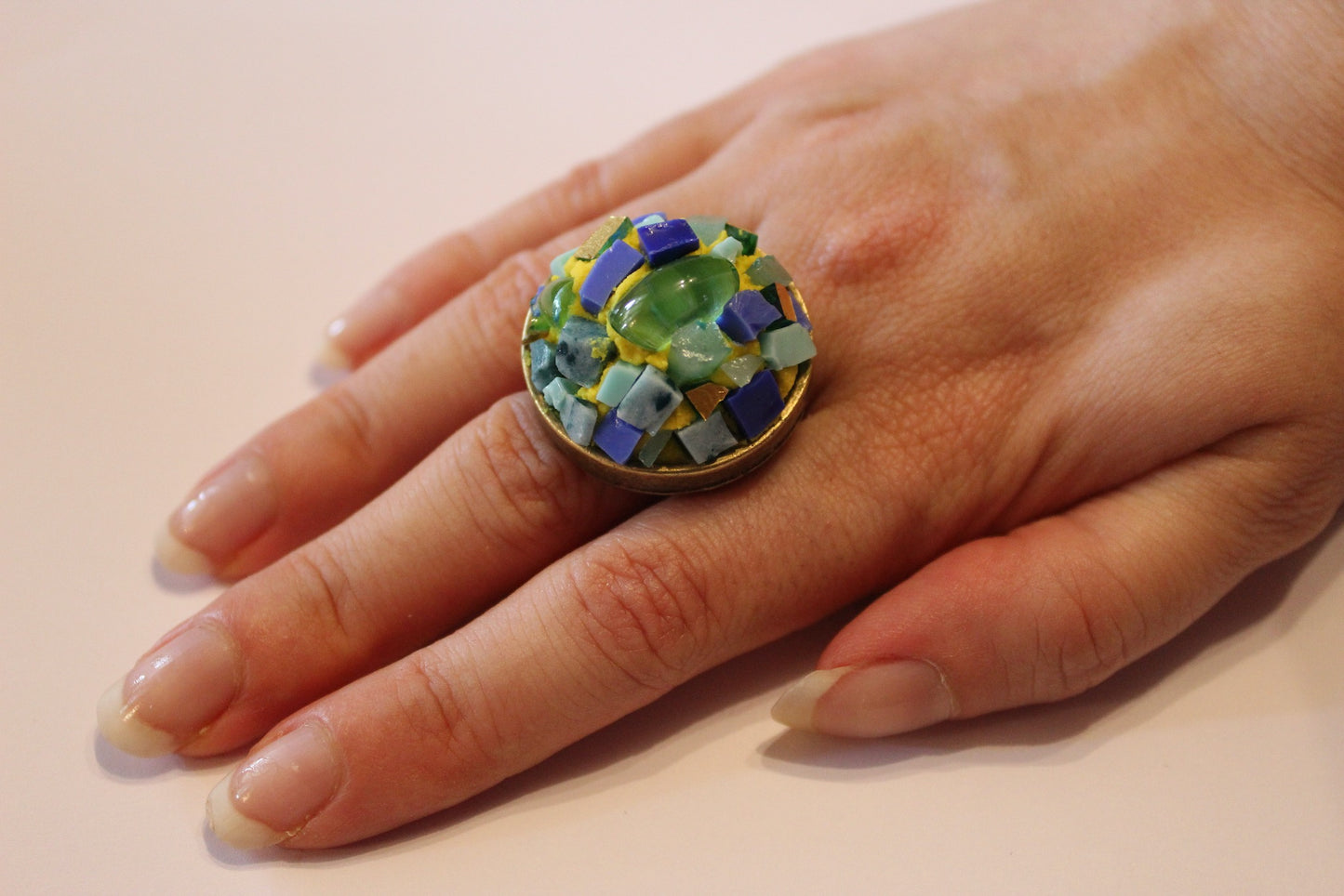 Anello "Vulcano Azzurro" indossato su mano