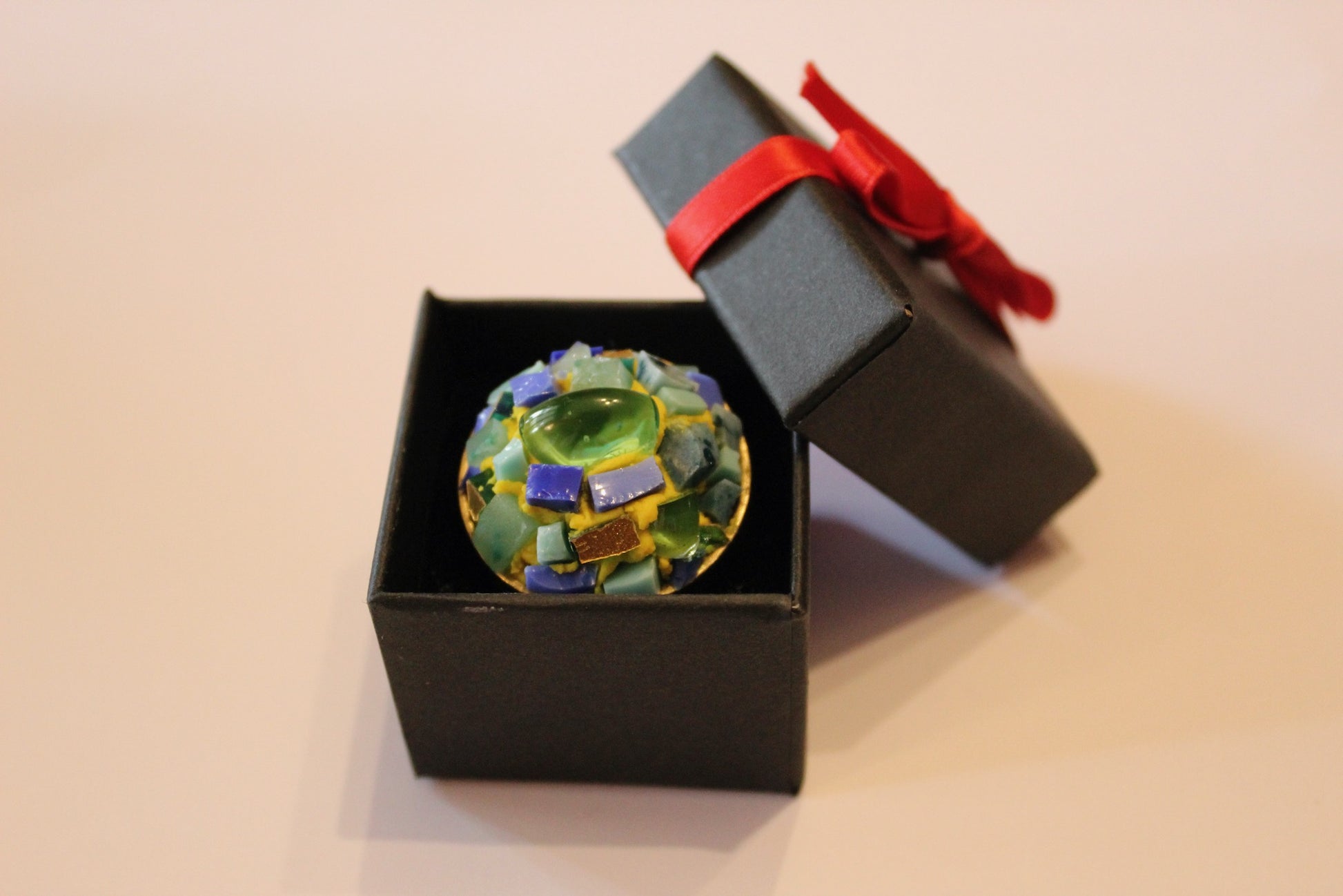 Anello "Vulcano Azzurro" nella scatolina nera con fiocco rosso