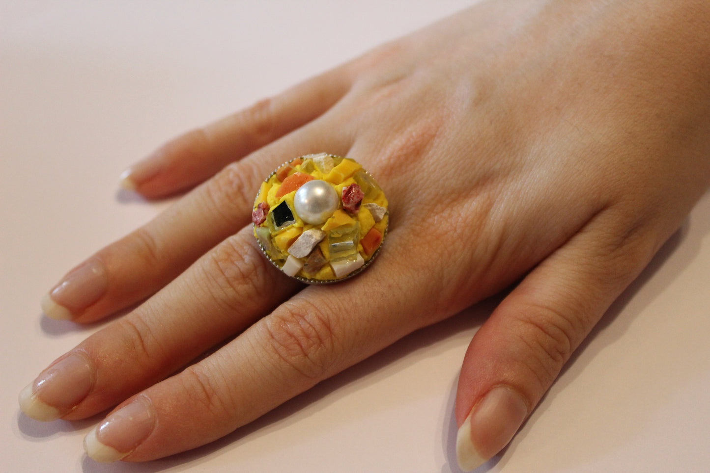 Anello "Vulcano Giallo" indossato su mano